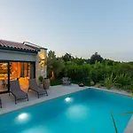 Flores With Private Pool In Tar