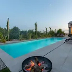 Flores With Private Pool In Tar Вилла *