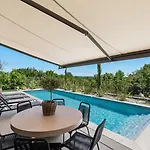 Flores With Private Pool In Tar * Frata
