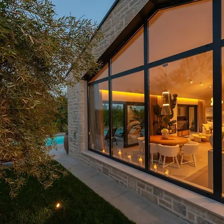 Flores With Private Pool In Tar