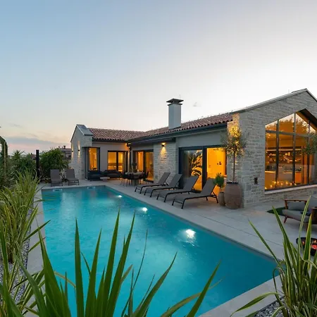 Flores With Private Pool In Tar Frata