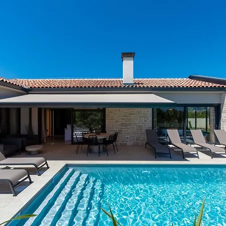 Flores With Private Pool In Tar