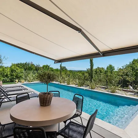 Flores With Private Pool In Tar * Frata