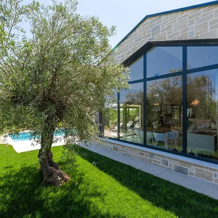 Flores With Private Pool In Tar Villa