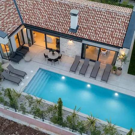 Flores With Private Pool In Tar Вилла *