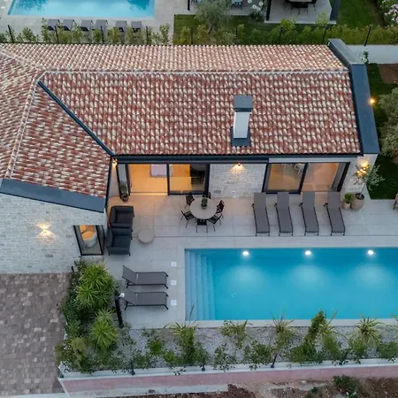 Flores With Private Pool In Tar * Frata